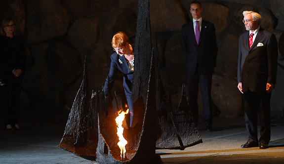 President Halonen lays a wreath at Jerusalem's Holocaust memorial, Minister for Foreign Affairs Alexander Stubb and Dr Pentti Arajärvi behind. Copyright © Office of the President of the Republic of Finland